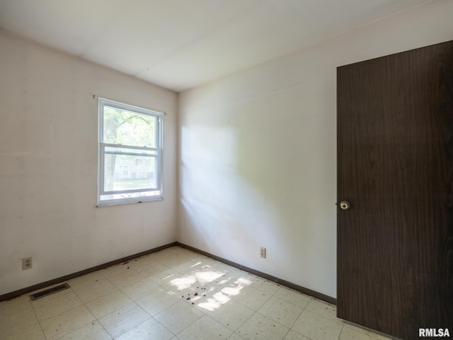 1908 N Idaho St, Peoria, IL 61604 - empty room featuring light flooring and baseboards