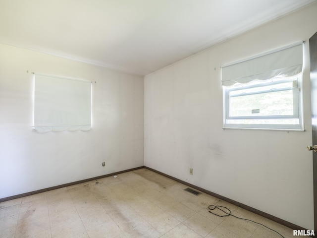1908 N Idaho St, Peoria, IL 61604 - empty room featuring light flooring and baseboards