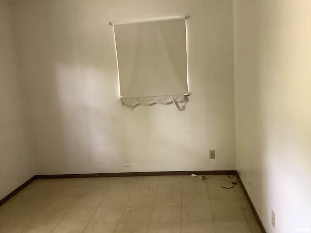 1908 N Idaho St, Peoria, IL 61604 - unfurnished room featuring baseboards