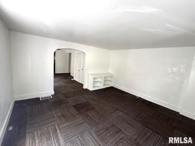410 E Thrush Ave, Peoria, IL 61603 - unfurnished room featuring arched walkways and baseboards
