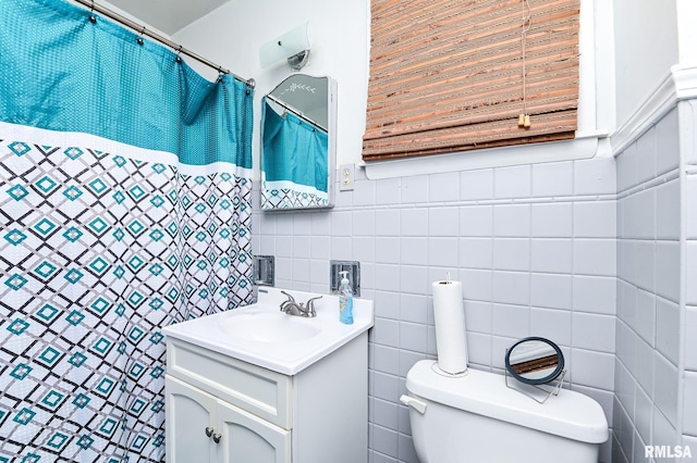 1202 W Purtscher Dr, Peoria, IL 61614 - full bath with vanity, tile walls, toilet, and curtained shower