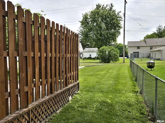 407 N 12th Ave, Canton, IL 61520 - view of yard
