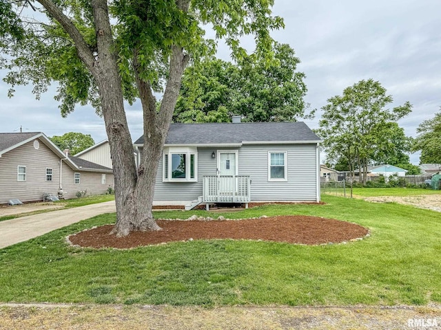 311 N 5th St, Chillicothe, IL 61523 - view of front of home featuring a front yard and roof with shingles