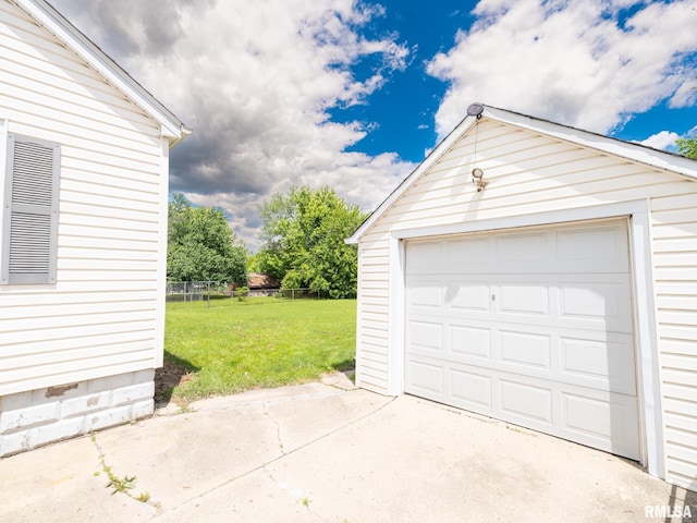 110 Loren St, Washington, IL 61571 - detached garage featuring driveway