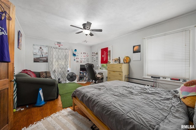 1006 N Maplewood Ave, Peoria, IL 61606 - bedroom featuring wood finished floors, crown molding, and a ceiling fan