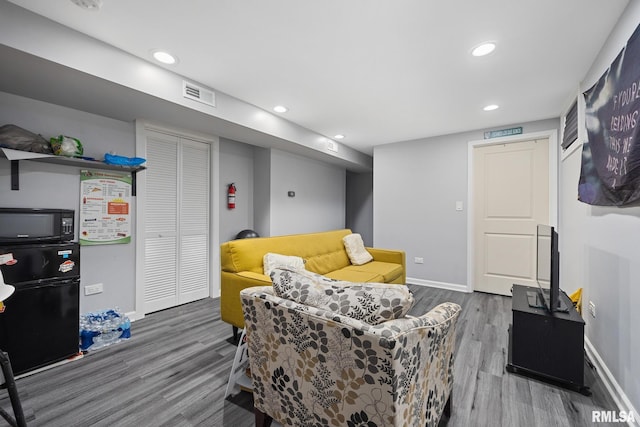 1006 N Maplewood Ave, Peoria, IL 61606 - living area featuring wood finished floors, baseboards, and recessed lighting