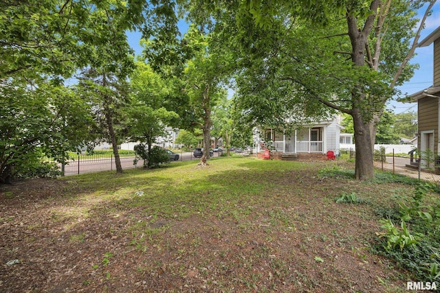 1006 N Maplewood Ave, Peoria, IL 61606 - view of yard with a porch