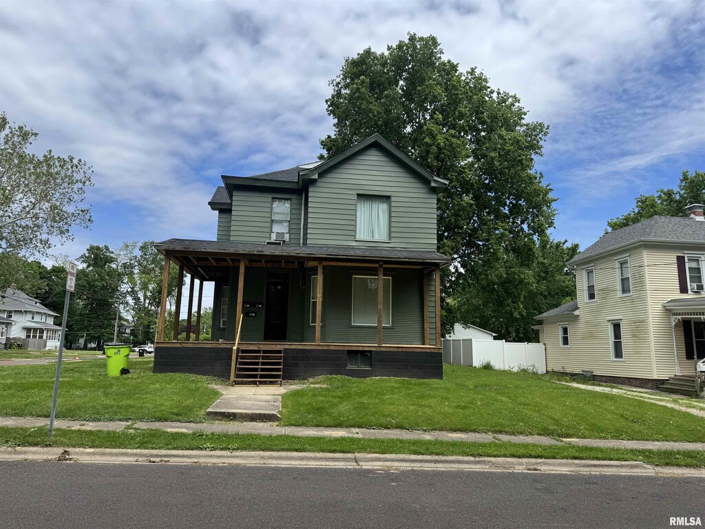 201 S Elm St, Washington, IL 61571 - view of front facade with a porch