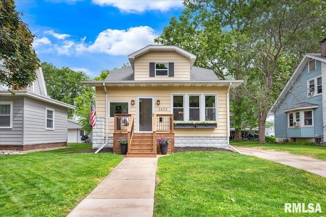 2623 W Ardmore Pl, West Peoria, IL 61604 - view of front facade featuring a front yard and a shingled roof