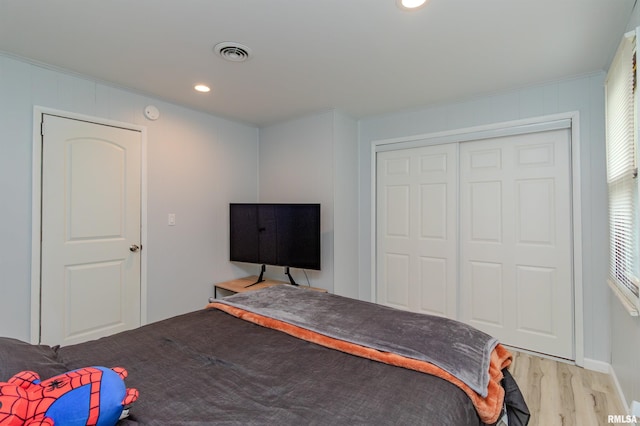 153 Hollywood Cir, Creve Coeur, IL 61610 - bedroom with light wood-style flooring, a closet, crown molding, and recessed lighting