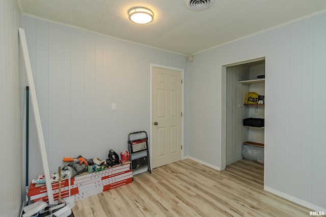 153 Hollywood Cir, Creve Coeur, IL 61610 - playroom with light wood-style floors, crown molding, and baseboards
