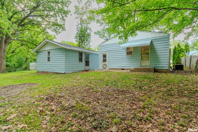 153 Hollywood Cir, Creve Coeur, IL 61610 - rear view of property featuring central air condition unit