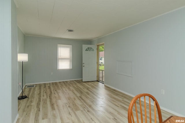 153 Hollywood Cir, Creve Coeur, IL 61610 - foyer entrance featuring light wood-style flooring, ornamental molding, and baseboards