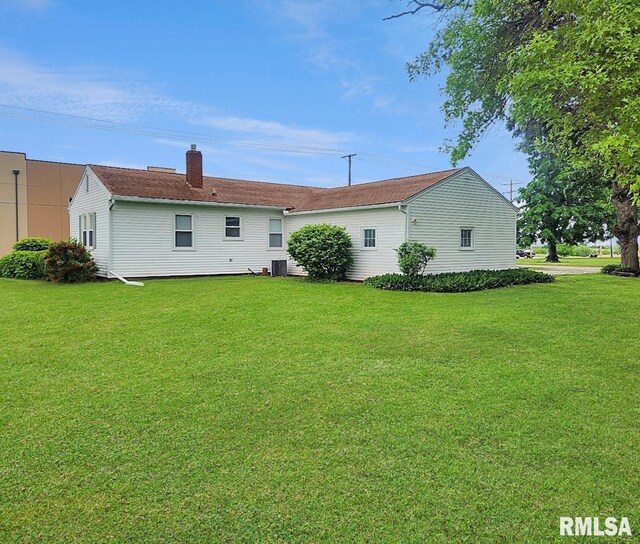 419 S Franklin St, Toulon, IL 61483 - back of house with a yard