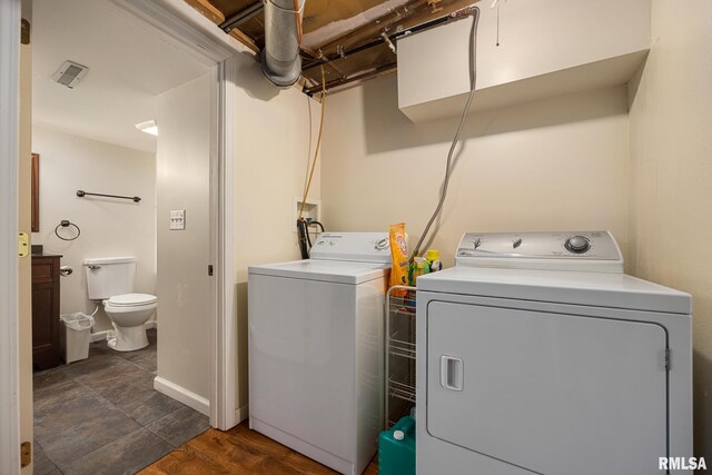 1614 W Columbia Ter, Peoria, IL 61606 - washroom featuring washer and clothes dryer and baseboards