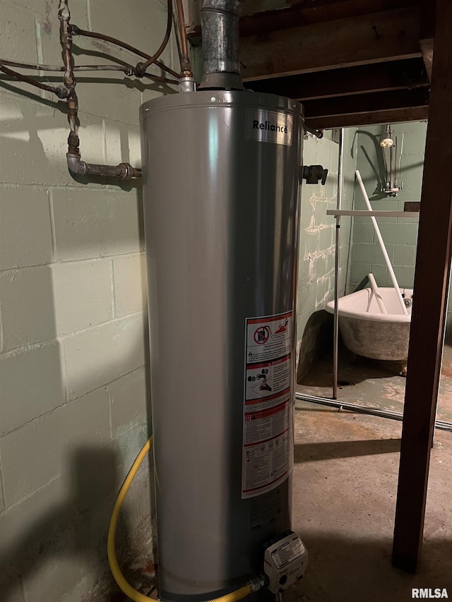 313 N Edwards St, Macomb, IL 61455 - utility room featuring gas water heater