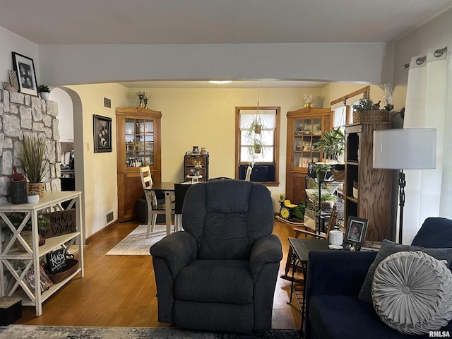 313 N Edwards St, Macomb, IL 61455 - living area with arched walkways and wood finished floors