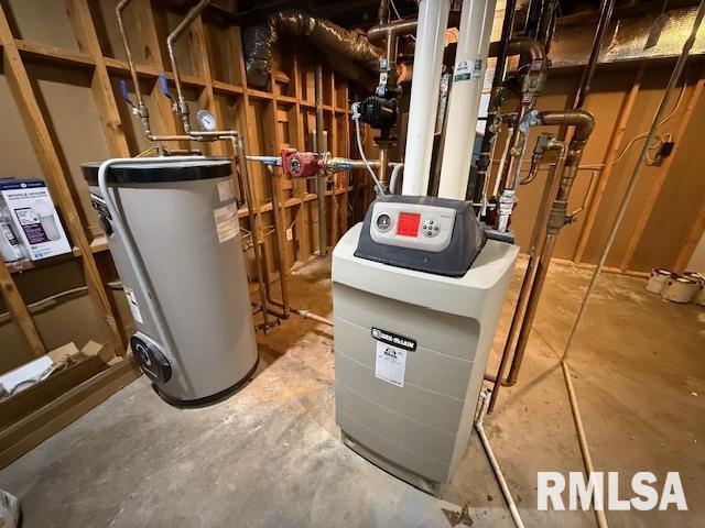 1 Marty Ln, Macomb, IL 61455 - utility room featuring water heater