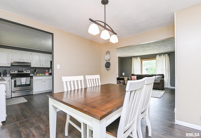 311 Juniper Ln, East Peoria, IL 61611 - dining area featuring dark wood finished floors and baseboards