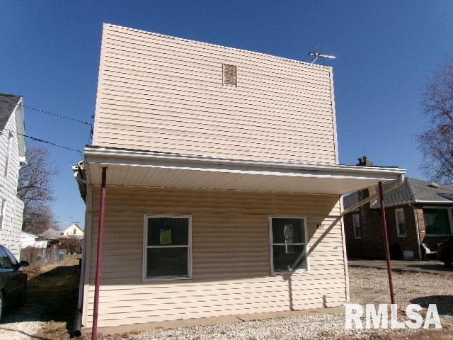 837 E Chestnut St, Canton, IL 61520 - view of side of property
