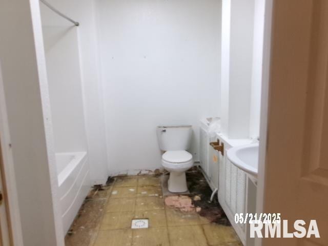 837 E Chestnut St, Canton, IL 61520 - full bathroom with toilet
