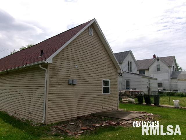 837 E Chestnut St, Canton, IL 61520 - view of side of property with a lawn