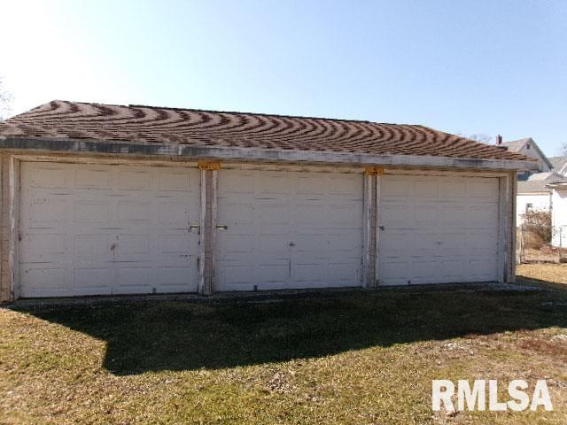 837 E Chestnut St, Canton, IL 61520 - view of detached garage
