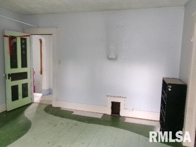 896 E Chestnut St, Canton, IL 61520 - view of empty room