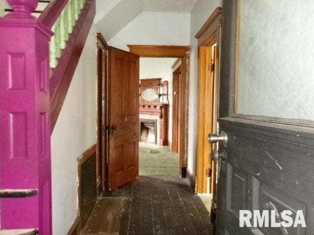 896 E Chestnut St, Canton, IL 61520 - hallway featuring dark wood-style flooring and vaulted ceiling