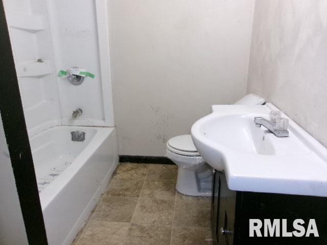 896 E Chestnut St, Canton, IL 61520 - bathroom with toilet and bathtub / shower combination