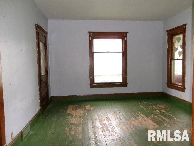 896 E Chestnut St, Canton, IL 61520 - unfurnished room featuring baseboards
