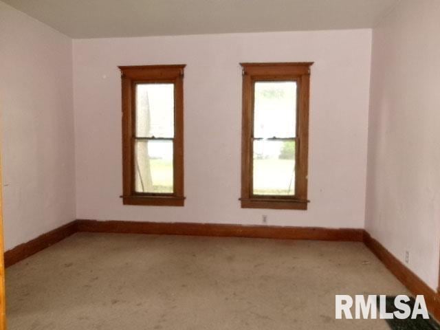 896 E Chestnut St, Canton, IL 61520 - empty room with light colored carpet and baseboards