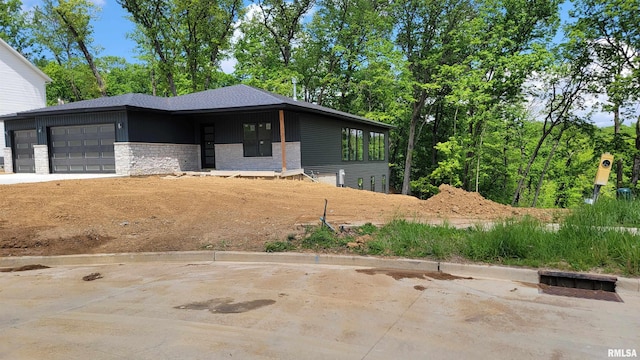 124 Rosemary Ln, Germantown Hills, IL 61548 - view of front of property featuring an attached garage and driveway