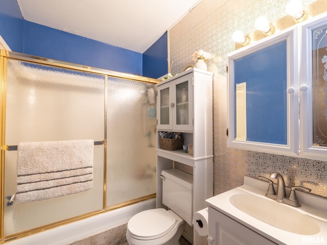 1402 Lincoln Rd, Marquette Heights, IL 61554 - full bathroom with vanity, toilet, bath / shower combo with glass door, and backsplash