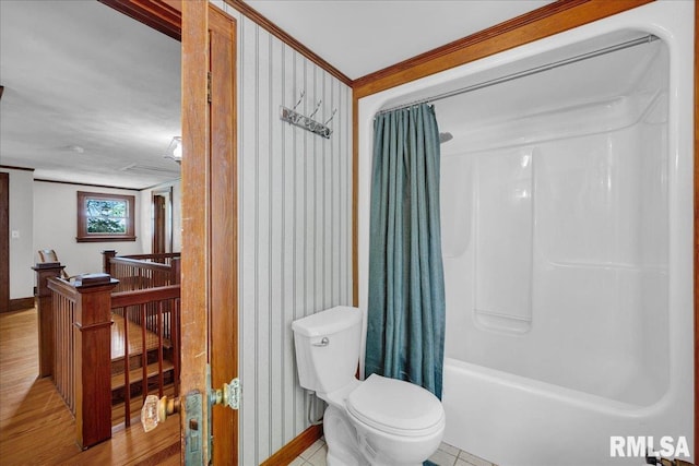 701 E Pearl St, Tremont, IL 61568 - bathroom with toilet, shower / bath combo with shower curtain, baseboards, and wood finished floors