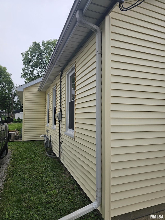 723 E Maywood Ave, Peoria, IL 61603 - view of side of home featuring a lawn
