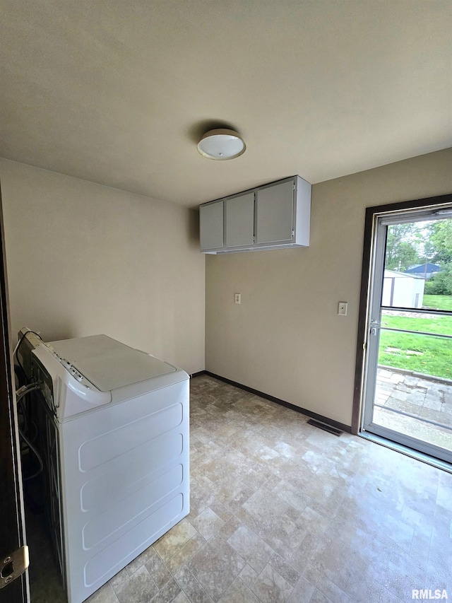 723 E Maywood Ave, Peoria, IL 61603 - washroom with washer / clothes dryer and baseboards