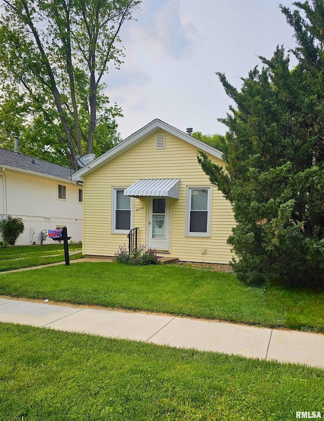 723 E Maywood Ave, Peoria, IL 61603 - view of front of house with a front lawn
