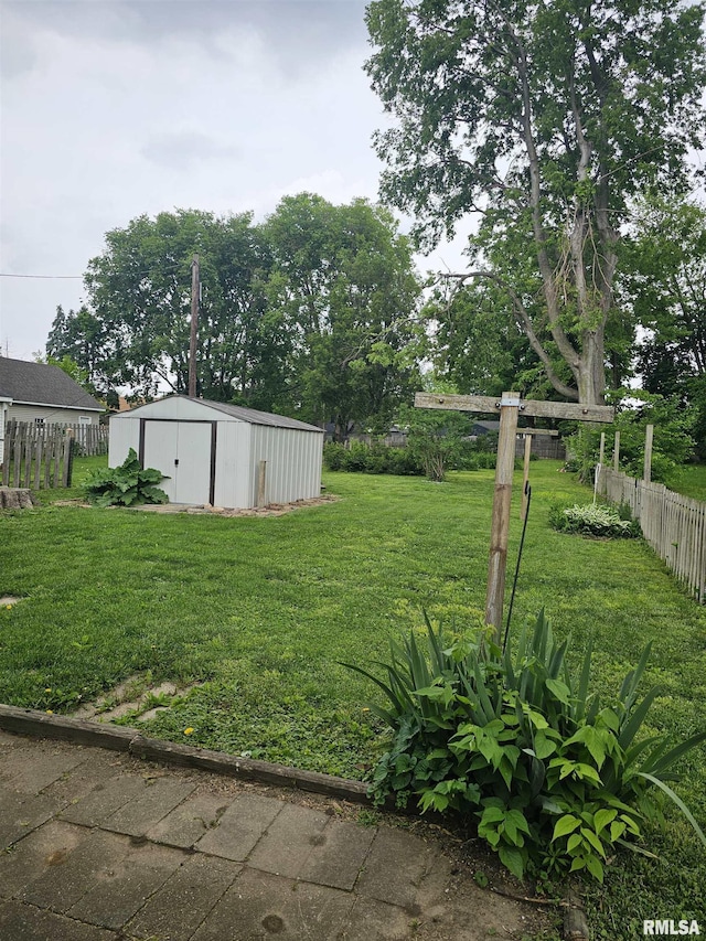 723 E Maywood Ave, Peoria, IL 61603 - view of yard