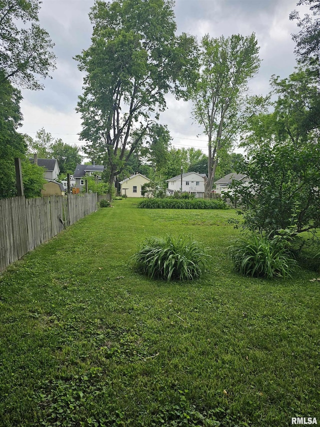 723 E Maywood Ave, Peoria, IL 61603 - view of yard featuring a residential view