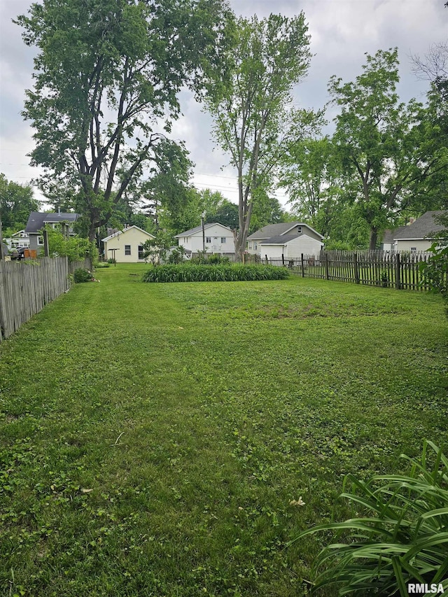 723 E Maywood Ave, Peoria, IL 61603 - view of yard