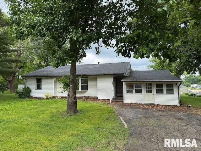 4405 Silvis Rd, Bartonville, IL 61607 - single story home featuring a front lawn and driveway