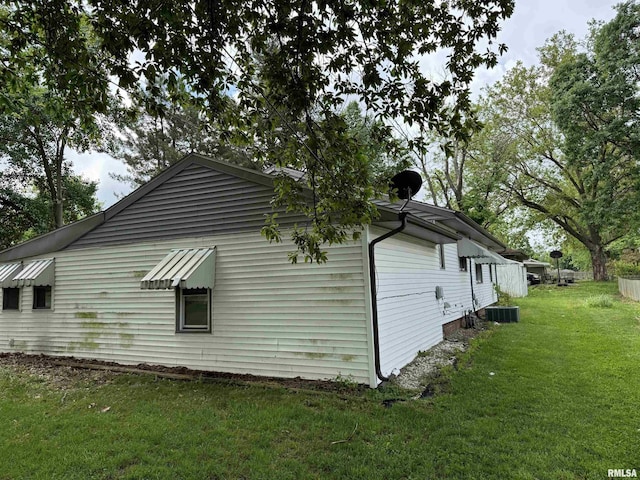 4405 Silvis Rd, Bartonville, IL 61607 - view of side of home with a lawn and central air condition unit