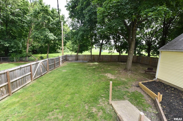 306 William St, East Peoria, IL 61611 - view of yard