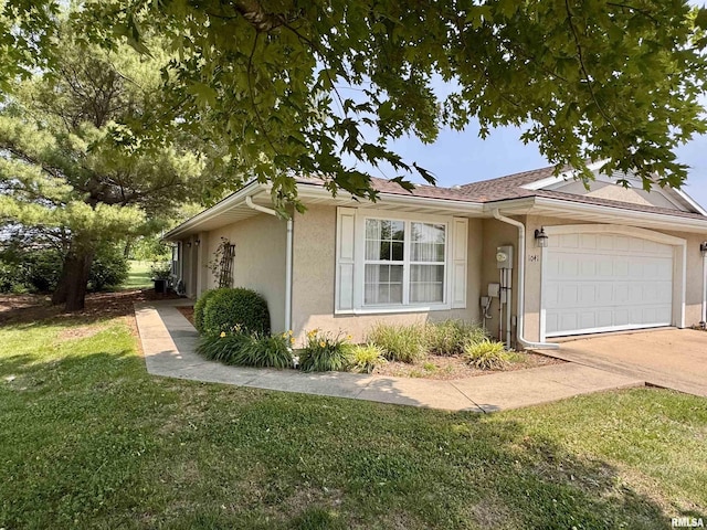 1041 Hawthorn Rdg, Macomb, IL 61455 - single story home with a garage, stucco siding, a front lawn, and driveway