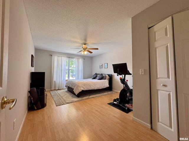 1041 Hawthorn Rdg, Macomb, IL 61455 - bedroom with wood finished floors, a textured ceiling, baseboards, and ceiling fan