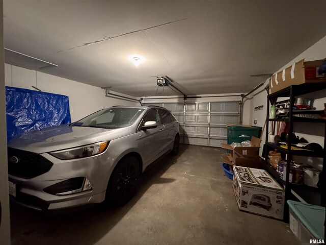 1041 Hawthorn Rdg, Macomb, IL 61455 - garage with a garage door opener
