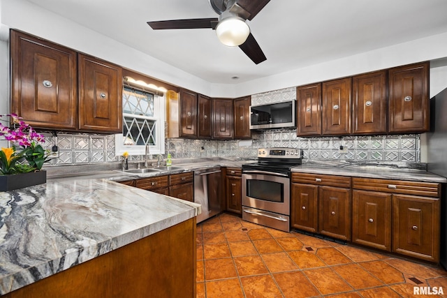 4517 W Hetherwood Dr, Peoria, IL 61615 - kitchen with stainless steel appliances, a sink, a ceiling fan, and decorative backsplash
