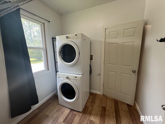 836 S Johnson St, Macomb, IL 61455 - laundry room with stacked washer / drying machine, light wood finished floors, and baseboards