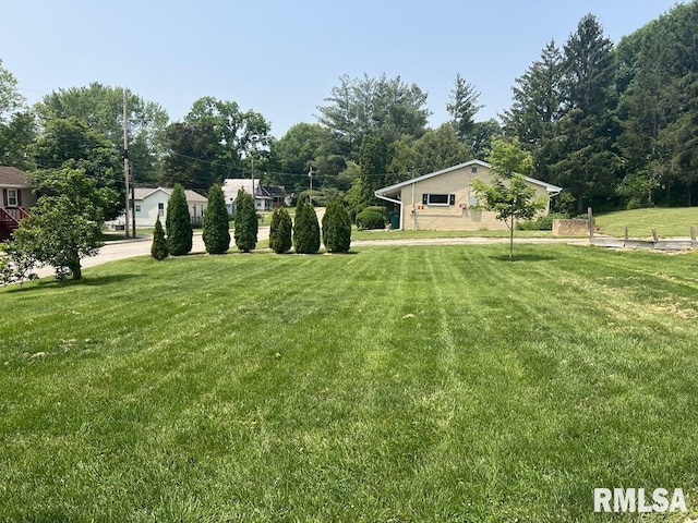 836 S Johnson St, Macomb, IL 61455 - view of green lawn